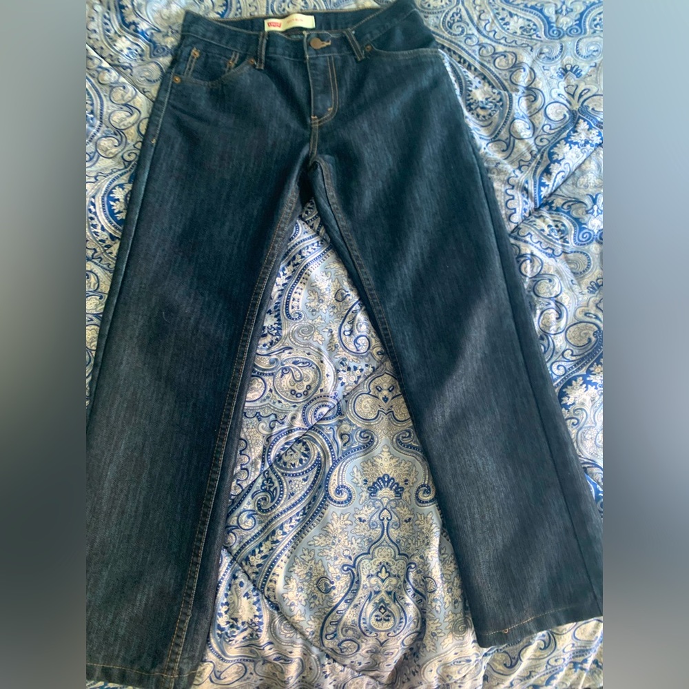 Levi’s slim blue jeans to look stylish.